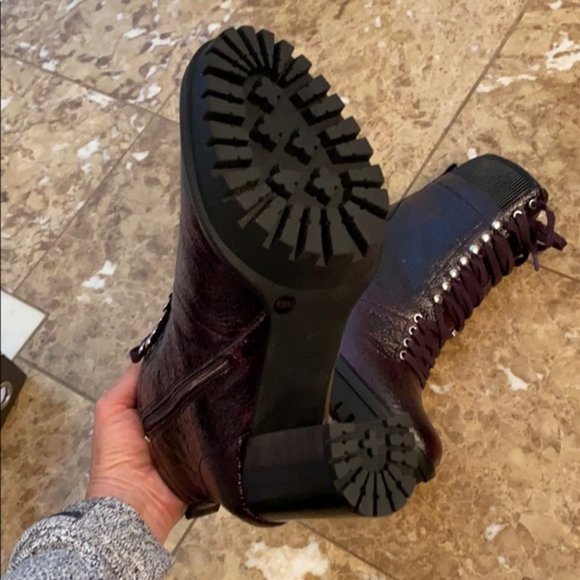 NWOB VINCE CAMUTO ERMANIA LACE UP BOOTIES sz 9.5 - Picture 9 of 12